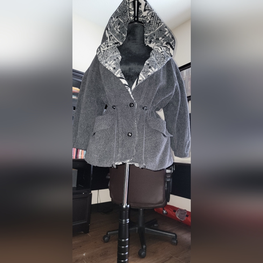 Sinched waist. Oversized hood. - Picture 8 of 14